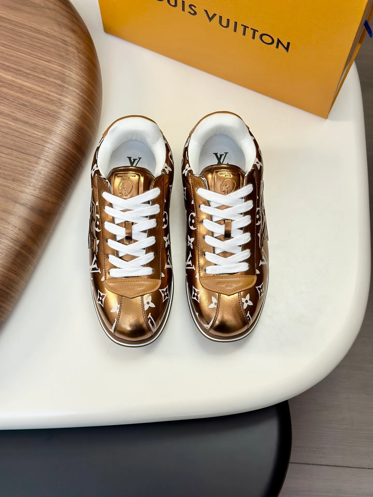 Factory direct sale ¥700💰Full set of packaging💰Top version LV-Louis Vuitton-Classic catwalk new style 1:1 developed replica of the original version! ! The upper foot is very comfortable. It is made of luxurious materials and fine workmanship. The midsole is printed with English letters "Made in Europe". The upper is made of calfskin imported from Italy. The side is decorated with the brand's LOGO and signature. The latest latex foot pads and mesh lining make the foot feel super comfortable. The original two-color TPU combination outsole is specially provided by the original factory. Bag technology Goodyear stitched edges Fabric: Exclusive custom first-layer cowhide Accessories: Exclusive private model Vuitton logo, lining: Customized silk mesh lining - first-layer silk cowhide lining Outsole: TPU combination outsole wear-resistant, non-slip and anti-yellowing Foot pads: new latex pads-mesh sweat-absorbent Counter technology: fully computerized sewing machine wire drawing Toe box back cover Hot and cold shaping Full set of pull-top last with medium and low logo pattern Counter packaging - Shoelaces, certificates, cards, instructions, certificates of quality, dust bags, the most comprehensive packaging on the Internet, men's size 339-44 (38/45 custom-made, non-refundable!
